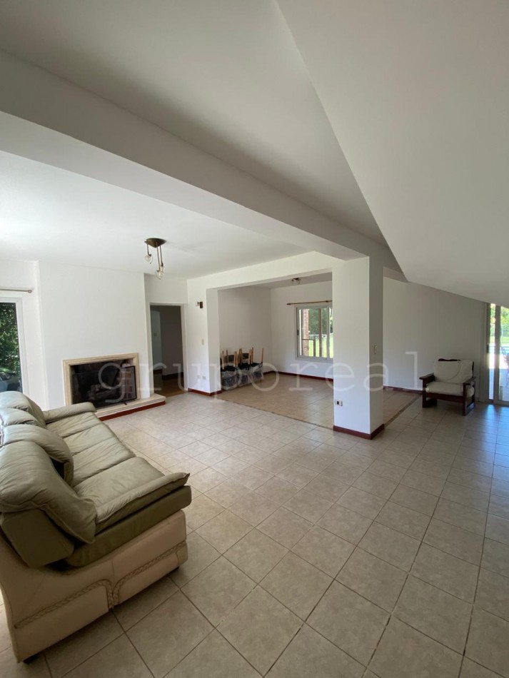 EL OMBU -  Casa 4 dormitorios sobre gran lote con hermosa vistas a la laguna