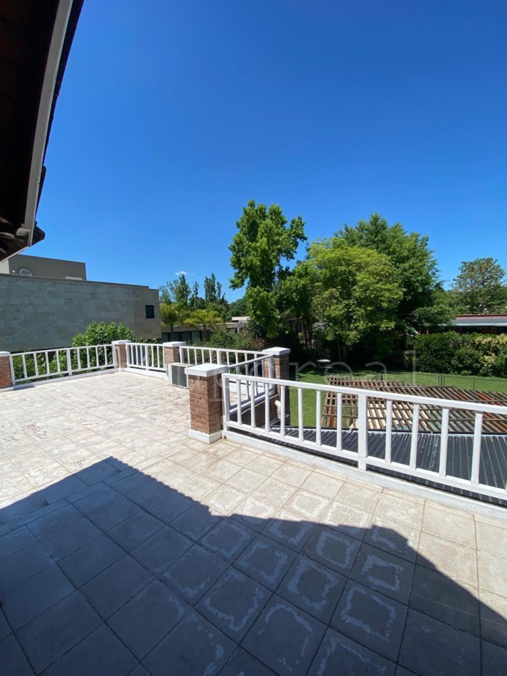 EL OMBU -  Casa 4 dormitorios sobre gran lote con hermosa vistas a la laguna