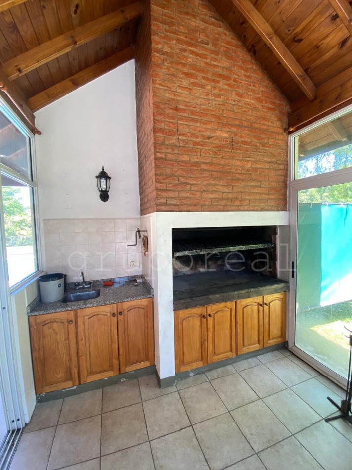 EL OMBU -  Casa 4 dormitorios sobre gran lote con hermosa vistas a la laguna