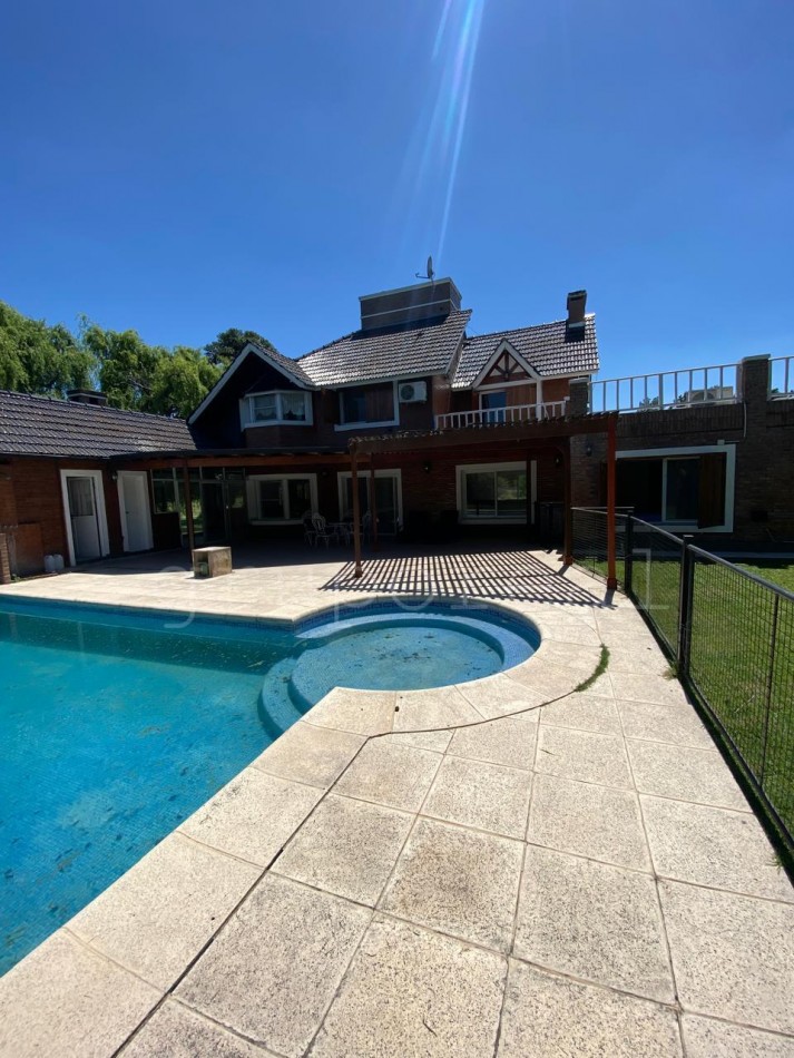 EL OMBU -  Casa 4 dormitorios sobre gran lote con hermosa vistas a la laguna