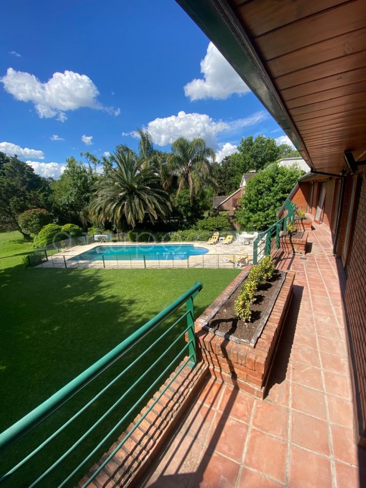 EL OMBU - 5 dormitorios sobre lote con hermosa vista al golf