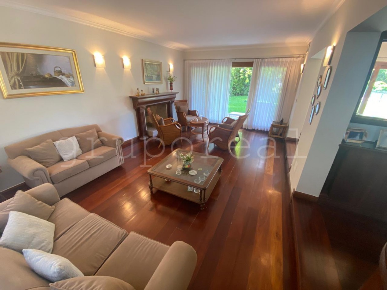 EL OMBU - 5 dormitorios sobre lote con hermosa vista al golf