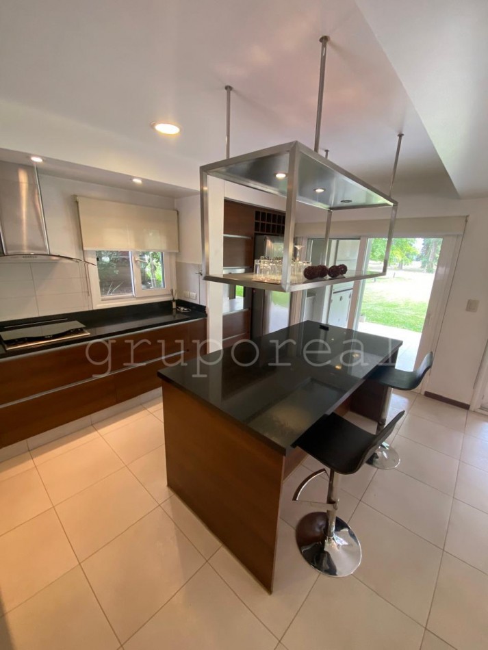 EL OMBU - Casa estilo moderno sobre lote al golf