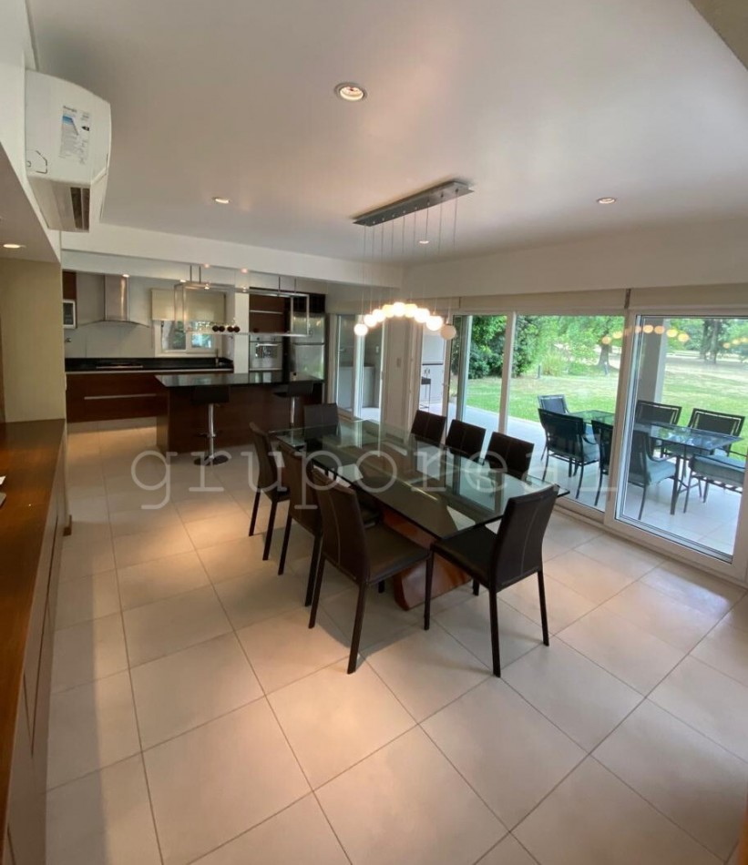 EL OMBU - Casa estilo moderno sobre lote al golf