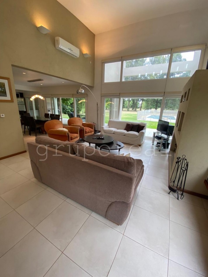 EL OMBU - Casa estilo moderno sobre lote al golf