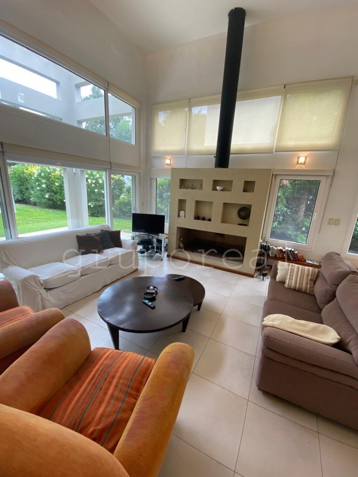 EL OMBU - Casa estilo moderno sobre lote al golf