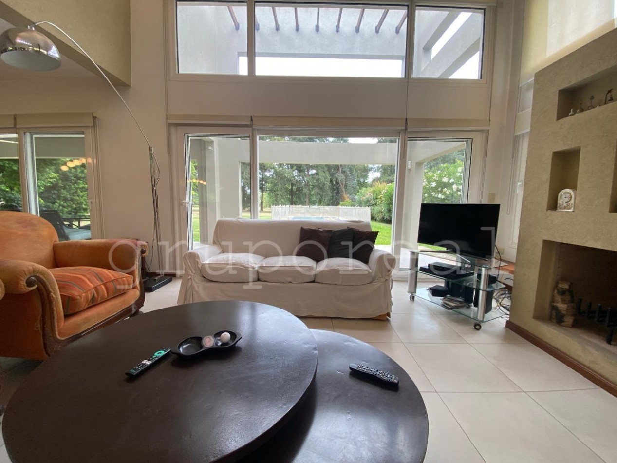 EL OMBU - Casa estilo moderno sobre lote al golf