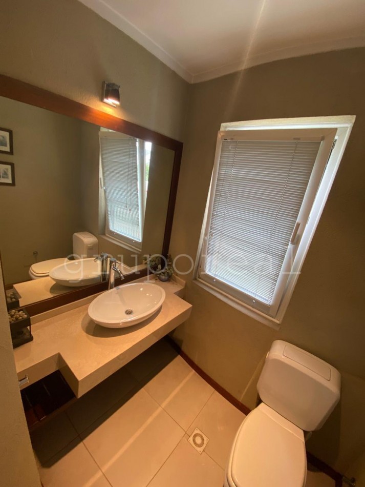 EL OMBU - Casa estilo moderno sobre lote al golf