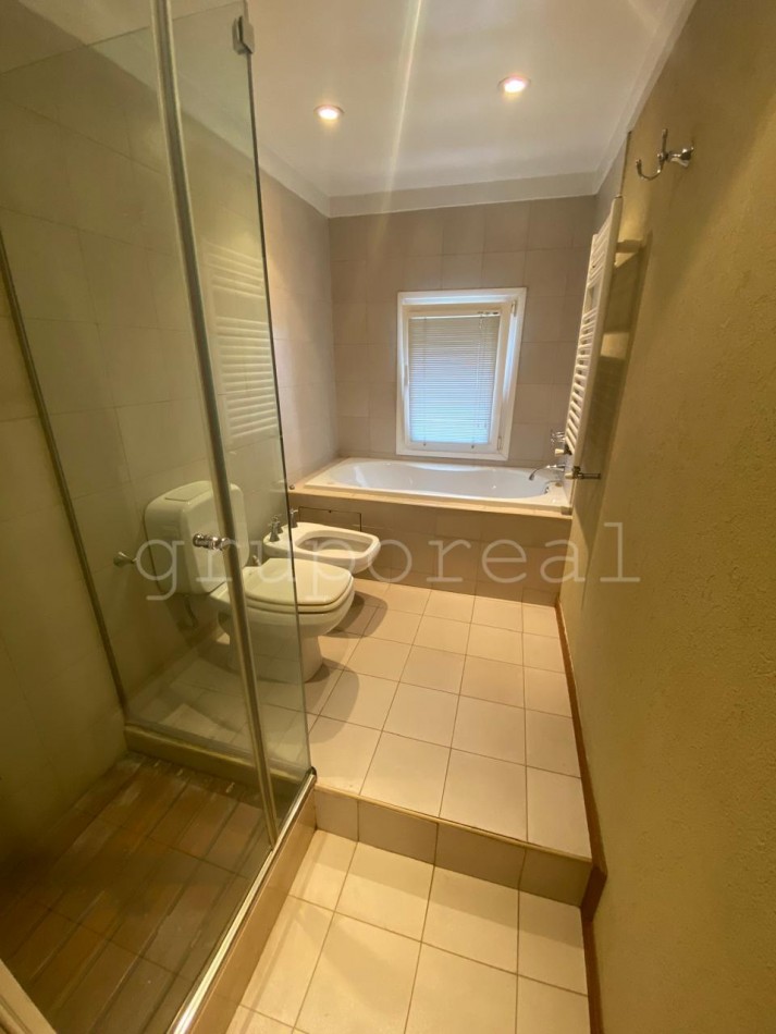 EL OMBU - Casa estilo moderno sobre lote al golf