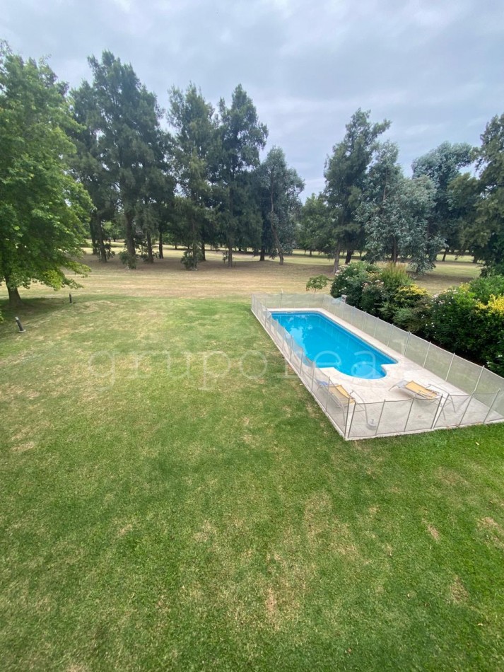 EL OMBU - Casa estilo moderno sobre lote al golf