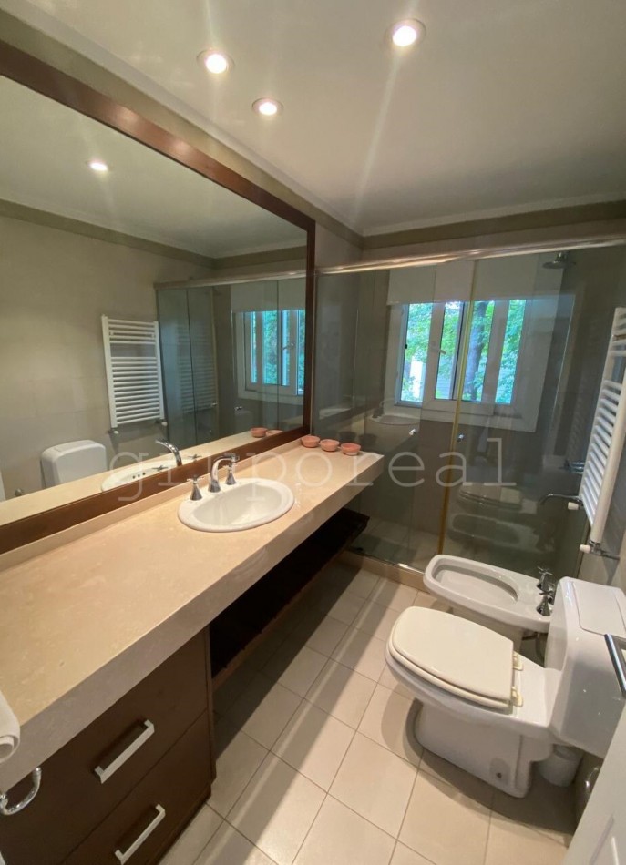 EL OMBU - Casa estilo moderno sobre lote al golf