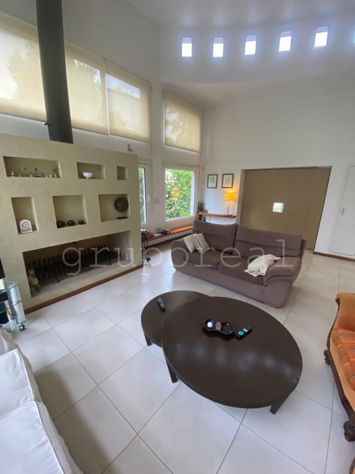 EL OMBU - Casa estilo moderno sobre lote al golf