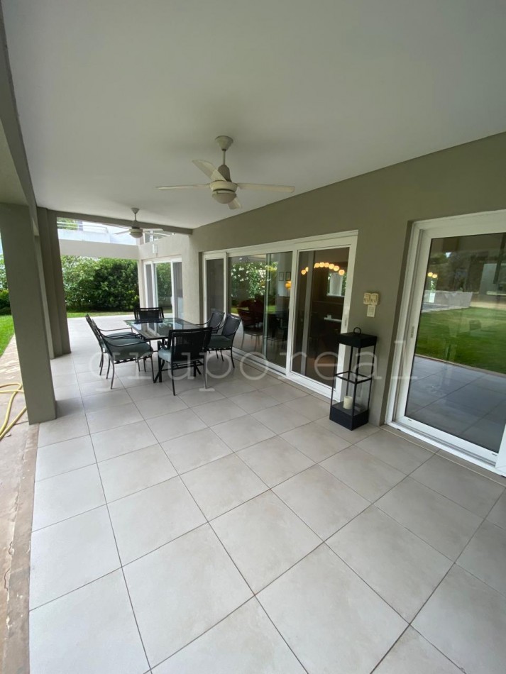 EL OMBU - Casa estilo moderno sobre lote al golf