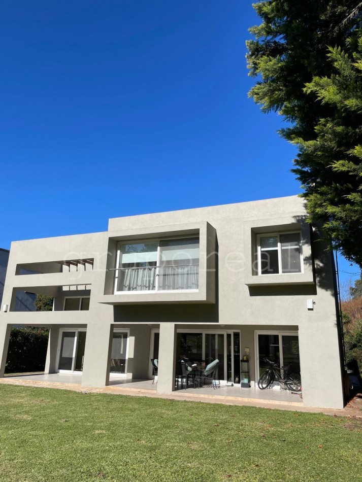 EL OMBU - Casa estilo moderno sobre lote al golf