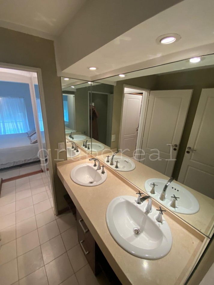 EL OMBU - Casa estilo moderno sobre lote al golf