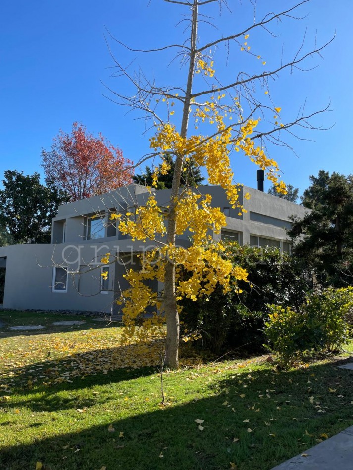 EL OMBU - Casa estilo moderno sobre lote al golf