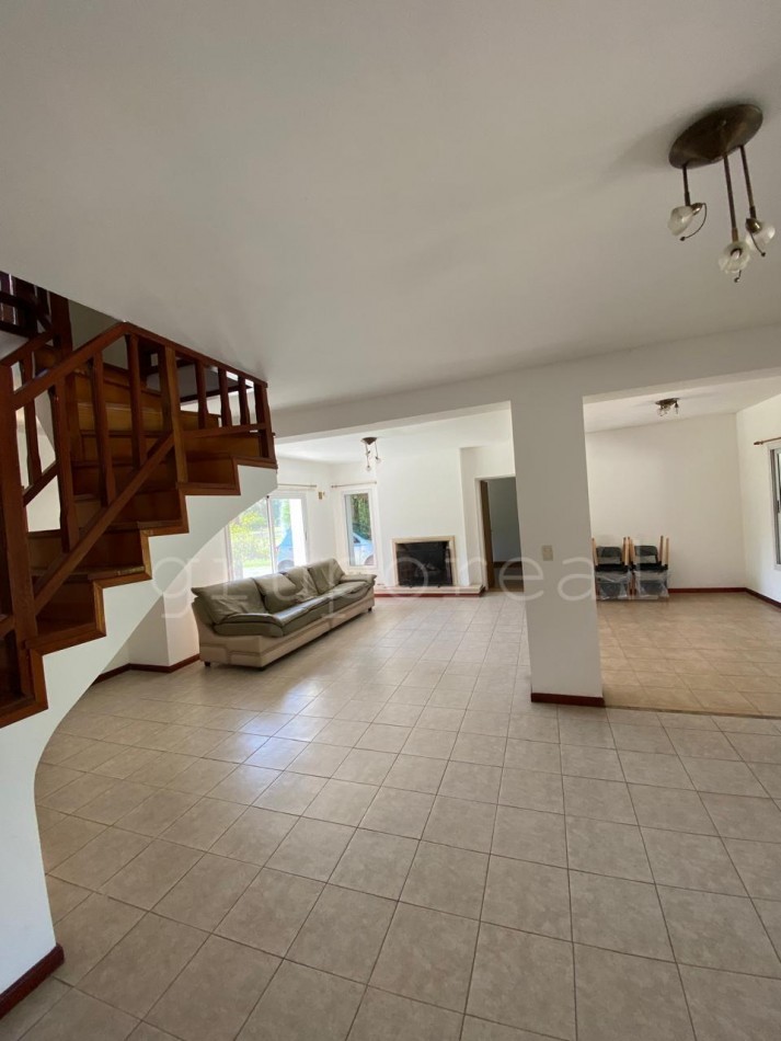 EL OMBU -  Casa 4 dormitorios sobre gran lote con hermosa vistas a la laguna