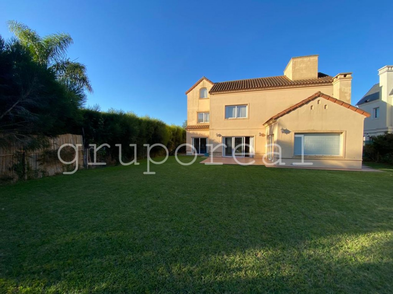 EL ROCIO - Casa estilo colonial  sobre gran lote  