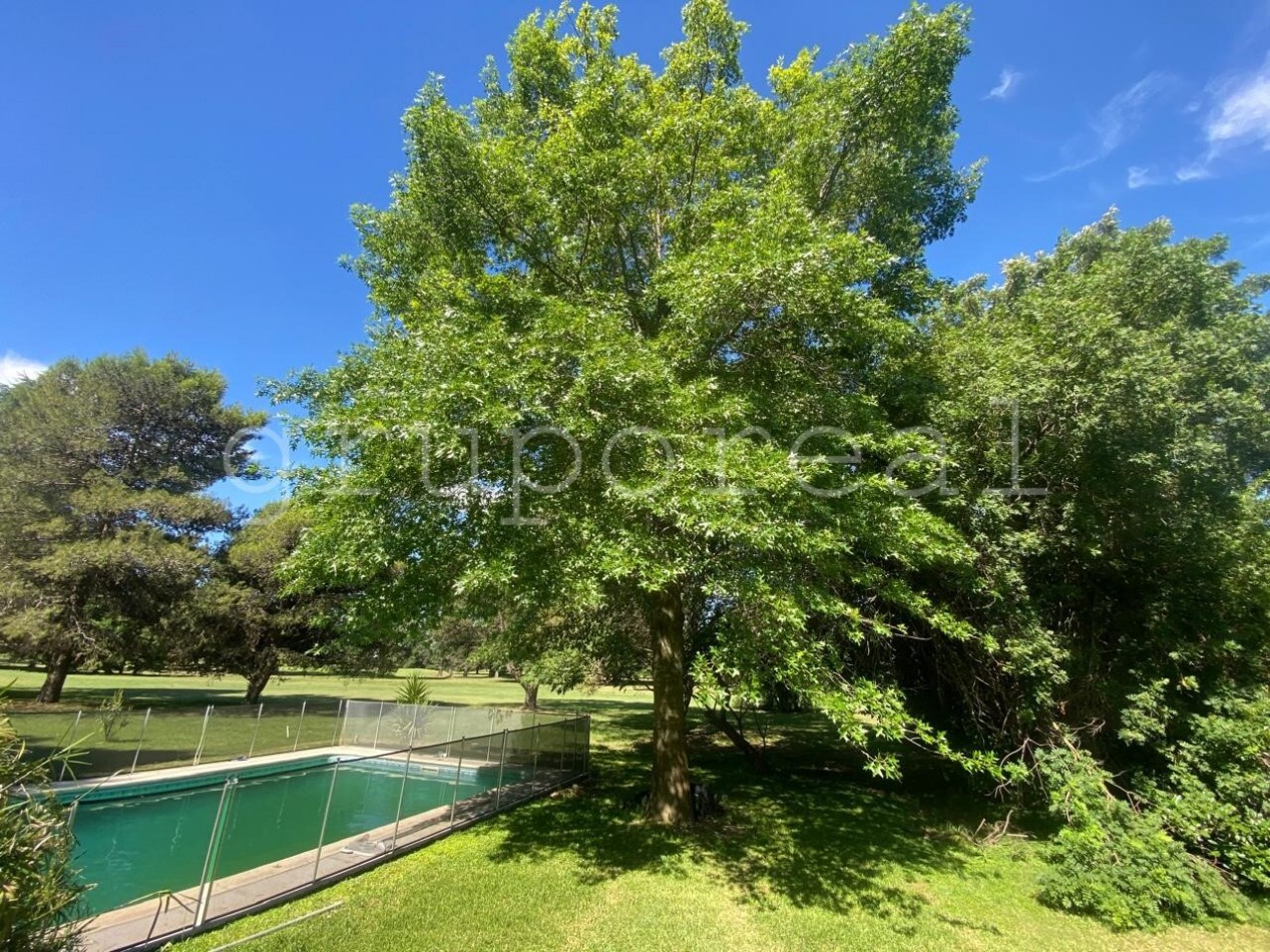 EL OMBU -  Casa sobre lote al golf con 3 dormitorios , gran playroom 