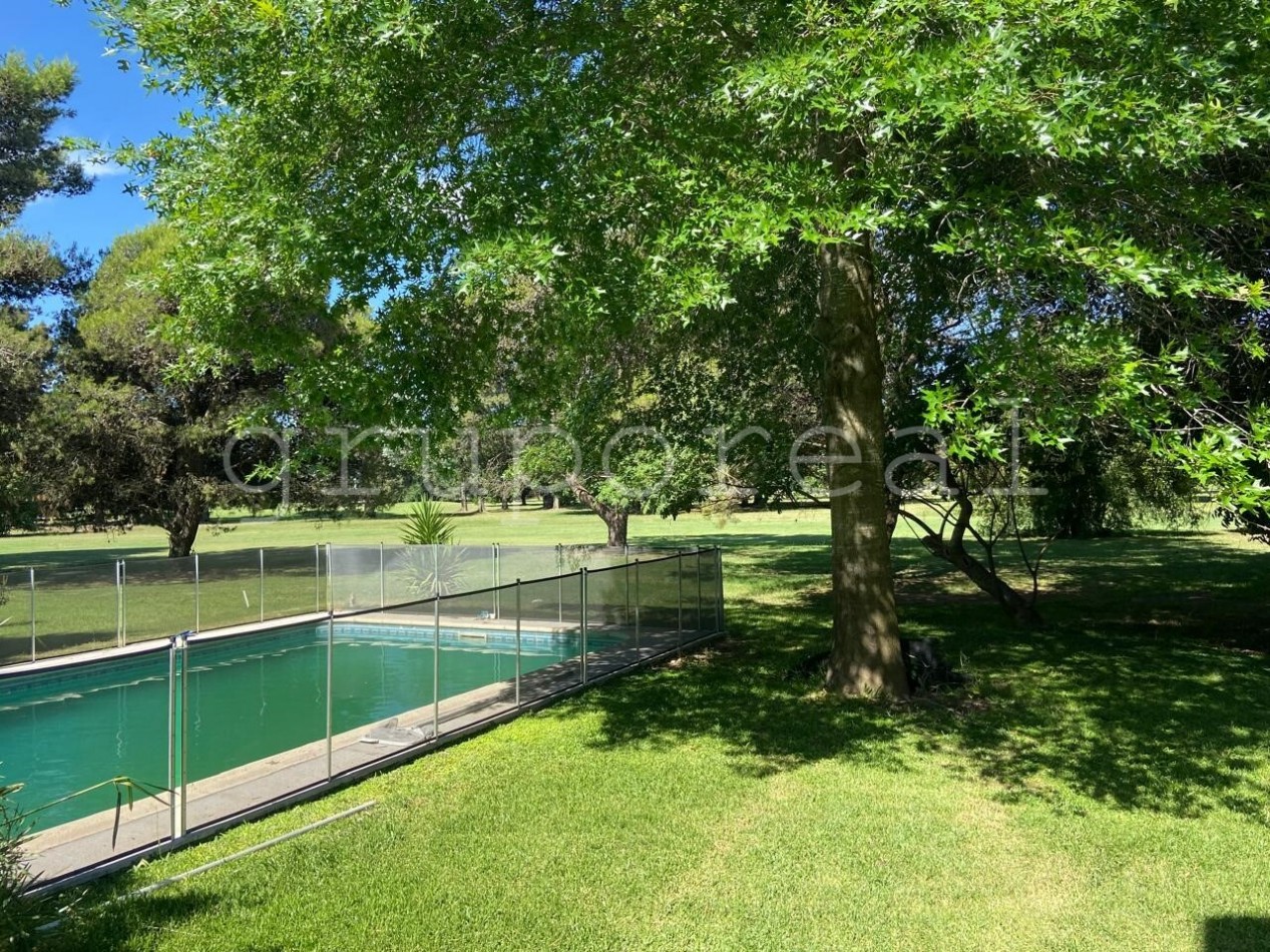 EL OMBU -  Casa sobre lote al golf con 3 dormitorios , gran playroom 