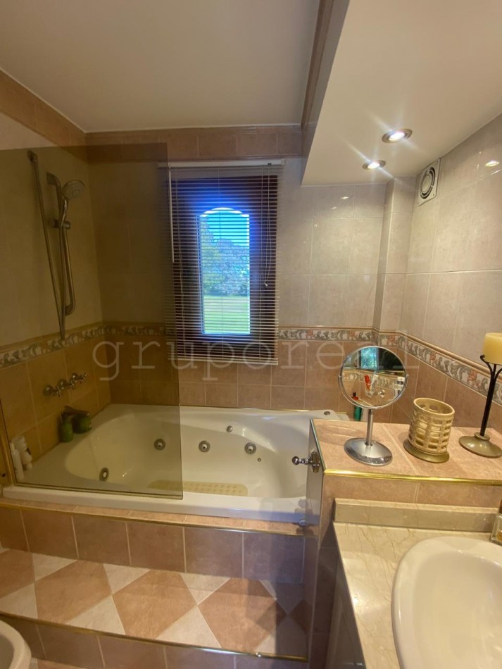 EL OMBU - Residencia a la Venta sobre gran lote al golf