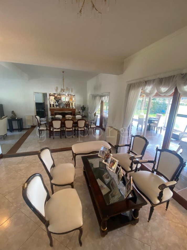 EL OMBU - Residencia a la Venta sobre gran lote al golf