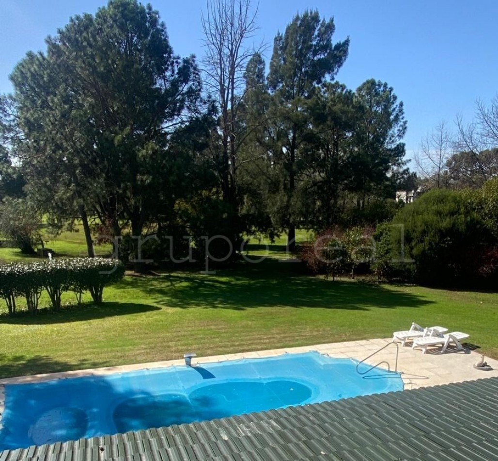 EL OMBU - Residencia a la Venta sobre gran lote al golf