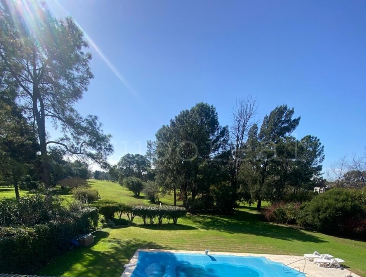 EL OMBU - Residencia a la Venta sobre gran lote al golf