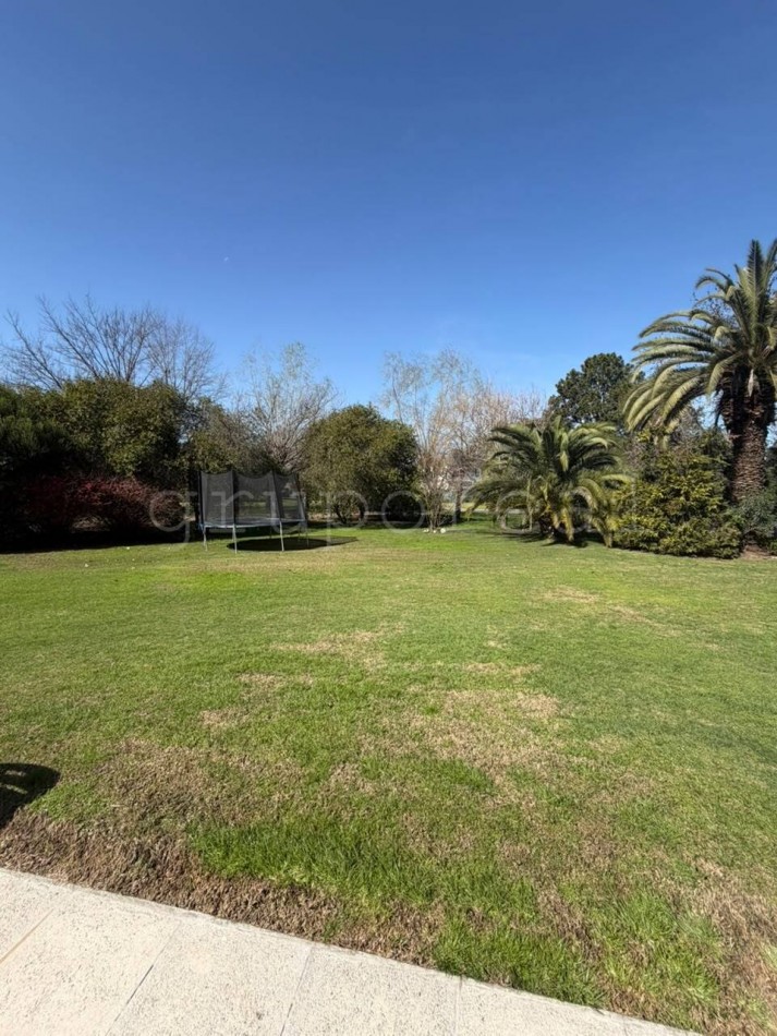 EL OMBU - Residencia a la Venta sobre gran lote al golf