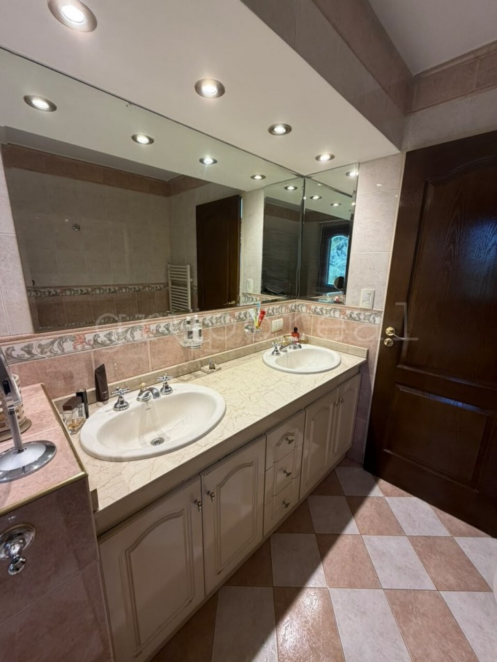 EL OMBU - Residencia a la Venta sobre gran lote al golf